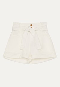 Valkoiset farkkushortsit, joissa on solmittava vyö, kaksi etutaskua, käärityt reunat ja ruskea napin sulkeminen vyötäröllä. Sileä pinta.