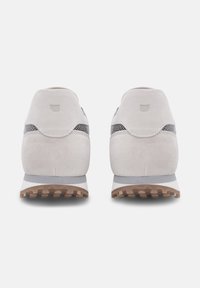 Hellgraue Wildledersneaker mit Netzakzenten, gerundetem Absatz und brauner Gummisohle mit kleinen Traktionsnoppen. Einfaches und klassisches Design.