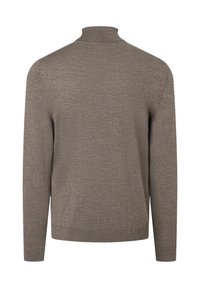 Hnědý svetr s vysokým límcem, dlouhými rukávy a texturovaným pletením. Obsahuje žebrované manžety a spodní lem, které nabízejí přiléhavý střih.