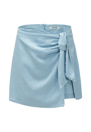 Lichtblauwe denim minirok met knoopdetail aan de zijkant en ritssluiting aan de achterkant, gelabeld "Salsa Jeans."