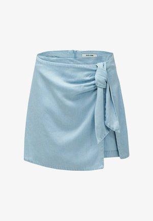 Lichtblauwe denim minirok met knoopdetail aan de zijkant en ritssluiting aan de achterkant, gelabeld "Salsa Jeans."