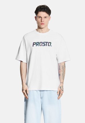 Biała bawełniana koszulka z krótkim rękawem i okrągłym dekoltem, z wielokolorową grafiką "PROSTO." z przodu.