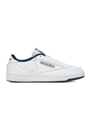 Sneaker bianca Reebok low-top con foderina interna blu navy, punta traforata e logo marchiato sul lato e sul tallone.