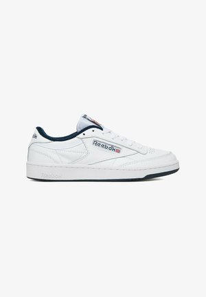 Weißer Reebok Sneaker mit niedrigem Schaft, marineblauem Innenfutter, perforierter Zehenkappe und markenmäßigem Logo an der Seite und Ferse.