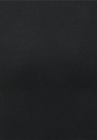 Tessuto nero a coste con una superficie texturizzata, che mostra un colore uniforme e motivi sottili. Nessuna cucitura o dettaglio hardware visibile.