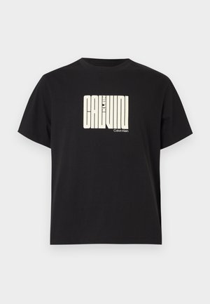 Sort bomulds-T-shirt med et cremefarvet "Calvin Klein"-logo trykt tværs over brystet. Korte ærmer, rund hals.
