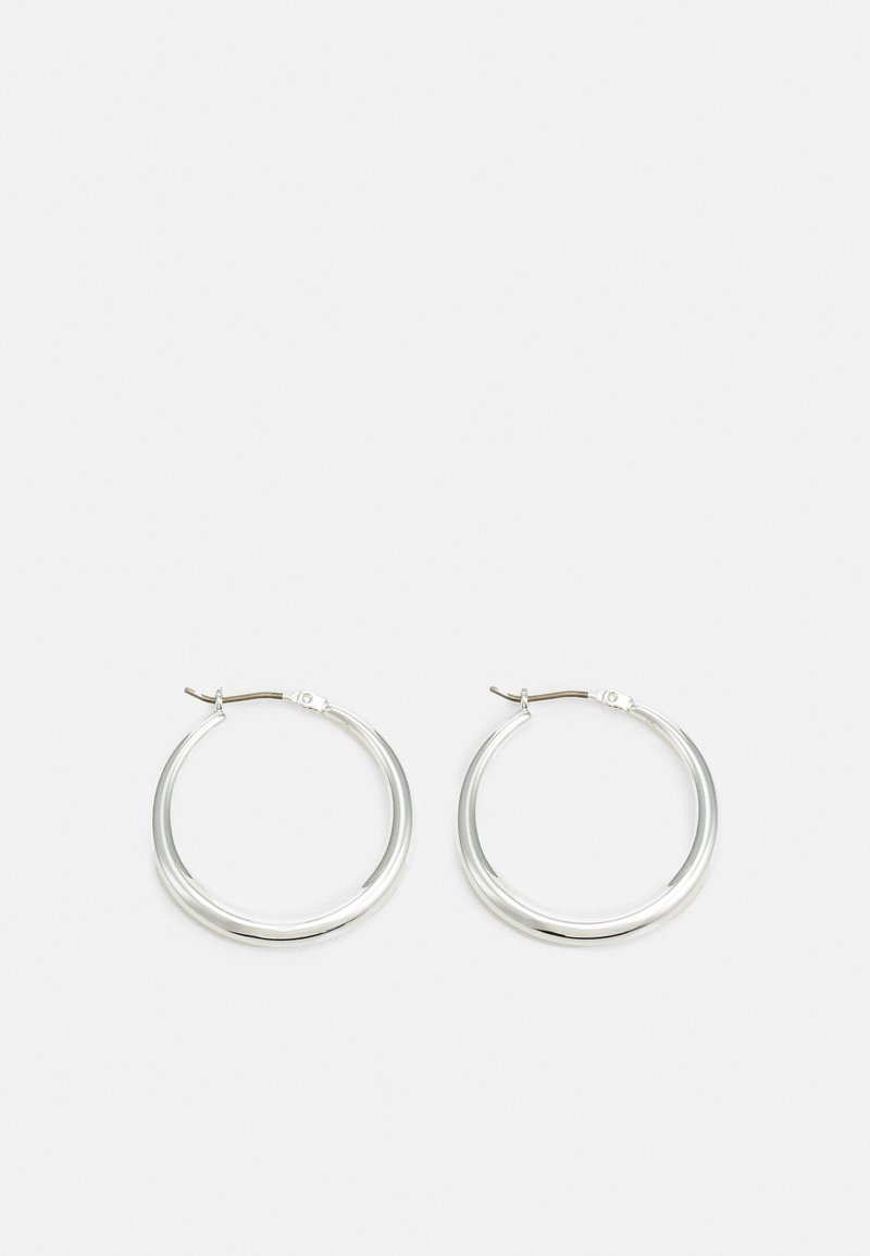 Sølv hoop øredobber har et jevnt, avrundet design med en tynn profil og sikker lås. Minimalistisk stil med en polert finish.