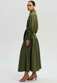 Touché Privé BALLOON SLEEVE WITH BELTED WAIST - Maksi garuma kleita - khaki