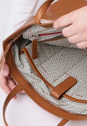 Tasche aus braunem Leder mit einem gemusterten grauen Innenraum. Verfügt über einen Reißverschluss, Innenfächer und eine glatte Textur. Griff sichtbar.