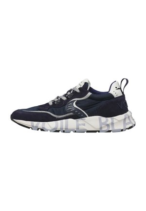 Sneaker blu navy e bianca con lacci grigi, suola spessa bianca con grande scritta "VOILE BLANCHE" e anello sul tallone.