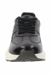 Sneaker in pelle nera con finitura testurizzata, punta rotonda e lacci neri. Presenta una suola intermedia bianca in contrasto e una suola in gomma.