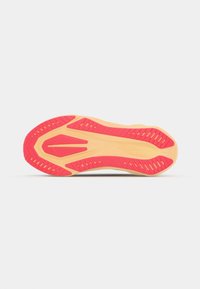 Semelle de chaussure avec une base beige et du caoutchouc multicolore, présentant une semelle rose vif, des motifs texturés et des découpes de ventilation.