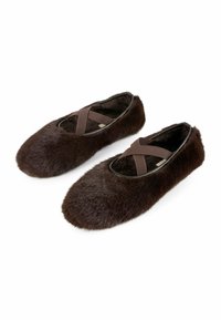 Pantofole in pelliccia marrone con punta arrotondata, fasce elastiche incrociate e superficie testurizzata. Fodera interna morbida per il massimo comfort.