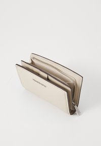 Portafoglio in pelle beige con compartimento zip, diverse fessure per carte e texture liscia. Presenta dettagli in marrone scuro e marchiatura.