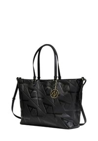 Bolso tote sintético negro con patrón geométrico en relieve, asas dobles, correa de hombro ajustable y charm de logo dorado. Forma rectangular.