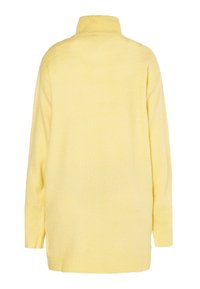 Maglione giallo a collo alto. Tessuto morbido, design oversize con maniche lunghe. Presenta fenditure laterali e polsini e orlo a coste.