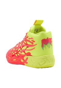 Zapatilla deportiva de color amarillo brillante con detalles de espuma rosa y diseño similar a una tela de araña. Cuenta con una lengüeta trasera y el logo "RARE" en estilo goteante.