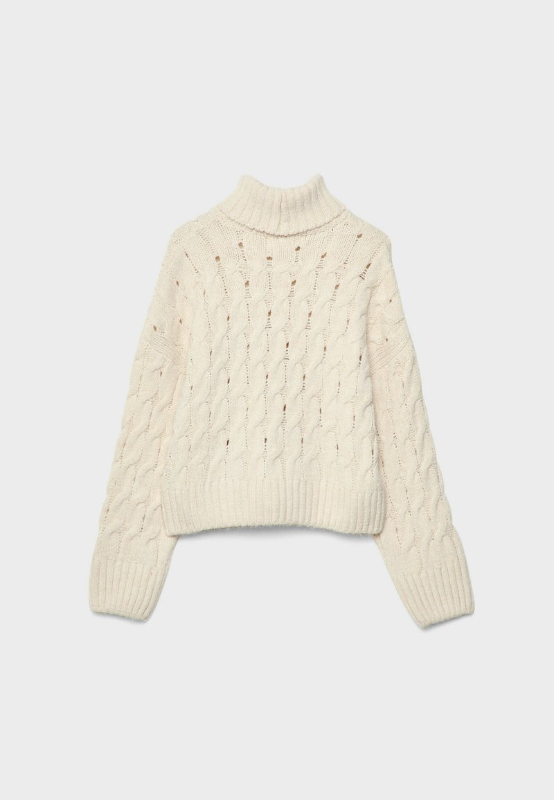 Sweter w kolorze kremowym, w splot warkoczowy, z prążkowanym kołnierzem typu półgolf i mankietami, wyróżniający się przytulnym, teksturowanym wzorem i skróconą długością.