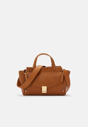Sac à main en cuir marron avec poignées supérieures, poche avant à rabat avec fermoir doré, fermetures éclair latérales et une longue bandoulière réglable.