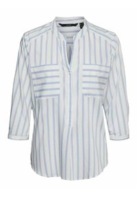 Blusa bianca con sottili righe verticali azzurre, caratterizzata da un collo a chiave, due tasche frontali e maniche a tre quarti. Tessuto morbido e leggero.