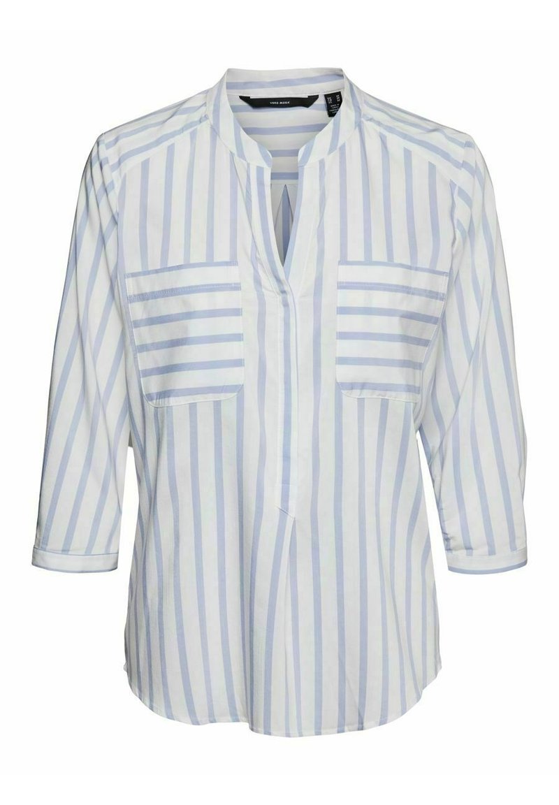 Blusa bianca con sottili righe verticali azzurre, caratterizzata da un collo a chiave, due tasche frontali e maniche a tre quarti. Tessuto morbido e leggero.
