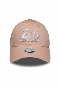 Rosa Baseballcap mit gesticktem "24h LE MANS"-Text in Silber. Verstellbarer Riemen hinten, glattes Gewebe mit subtiler Textur.