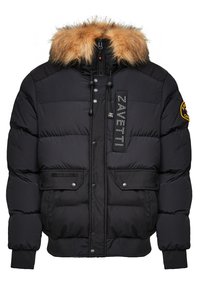 Crna puf jakna s kapuljačom od krzna, prednjim patentnim zatvaračem, dva prednja džepa i logom na rukavu. Ima rebraste manžete.
