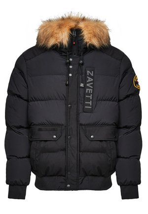 Zwarte pufferjack met een met bont gevoerde capuchon, ritssluiting aan de voorkant, twee voorzakken en een logo patch op de mouw. Voorzien van geribbelde manchetten.