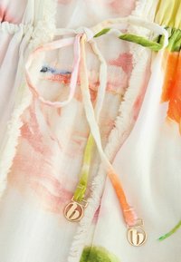 REGULAR FIT  - Rannatarvikud - cream floral
