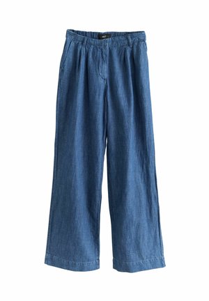 Pantaloni larghi in denim blu con cintura elastica, caratterizzati da una texture liscia e dettagli di cucitura minimi.