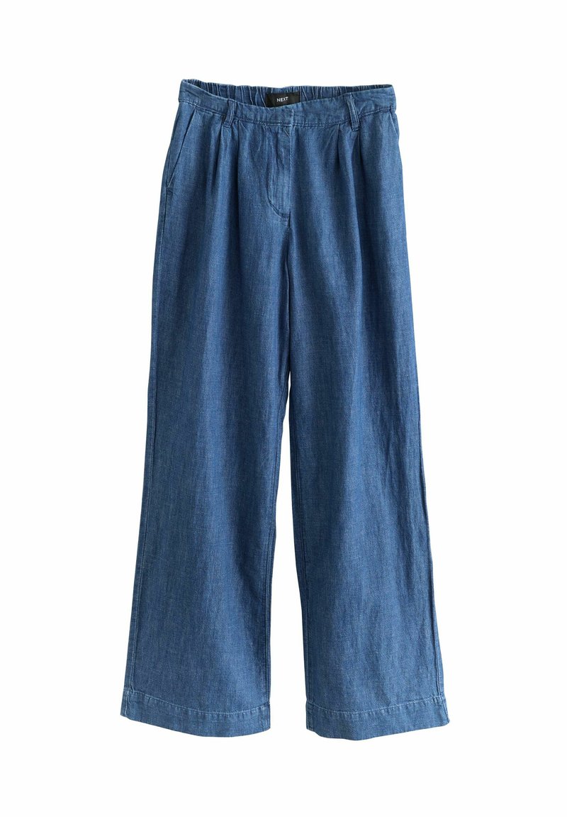 Pantalones anchos de mezclilla azul con una cinturilla elástica, que presentan una textura suave y detalles de costura mínimos.