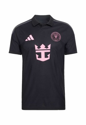 Zwart poloshirt met roze Miami voetbalclublogo, Adidas-logo en een centraal gestileerd roze kroonsymbool op een gestructureerde stof.