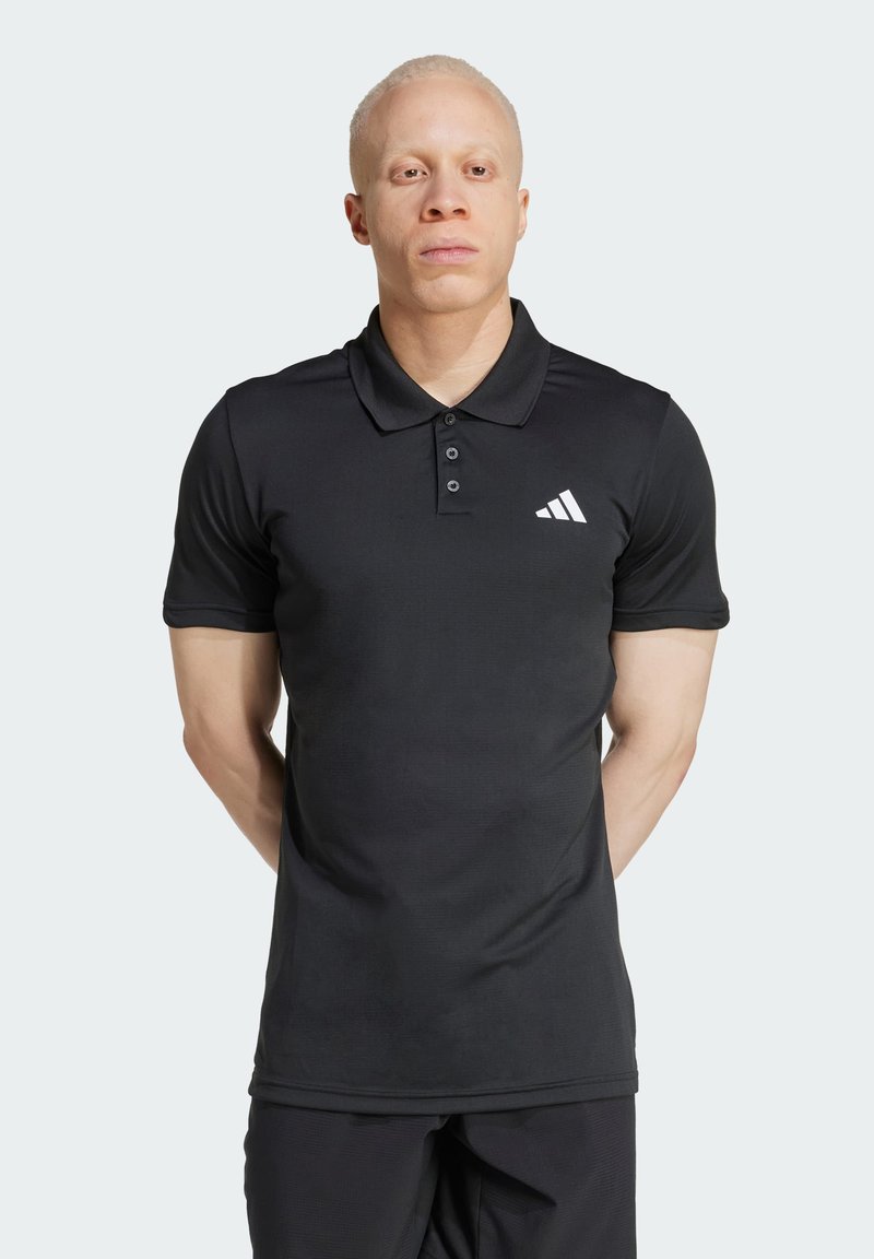 Sort polo shirt lavet af glat stof, med krave, tre knapper, korte ærmer og et hvidt Adidas-logo på venstre bryst.