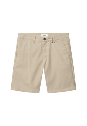 Beige Shorts aus leichtem Stoff mit glatter Textur. Sie verfügen über Vordertaschen und einen einzelnen Knopfverschluss an der Taille.