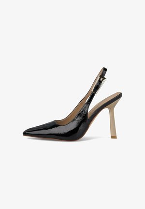 Schwarze Lackleder-Slingback-Pump mit spitzem Zehenbereich, goldfarbener Schnallenverzierung und hohem Stiletto-Absatz. Glatte Textur und elegantes Design.