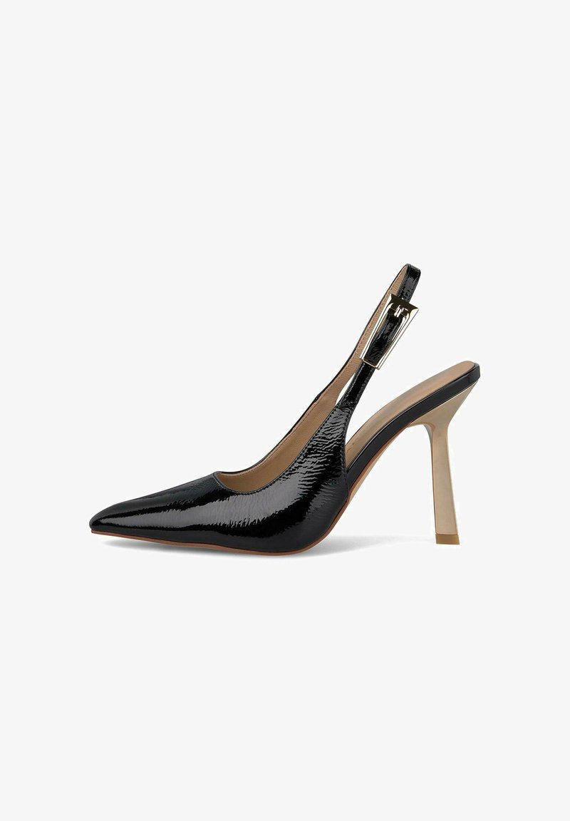 Czarne lakierowane szpilki typu slingback z wysmuklonym noskiem, złotym zapięciem i wysokim obcasem w kształcie słupka. Gładka tekstura i elegancki design.