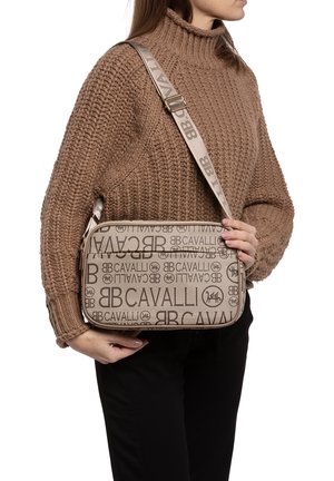 Borsa a spalla beige con motivo a logo, forma rettangolare e tracolla regolabile. La superficie ha una texture liscia con accenti a contrasto.