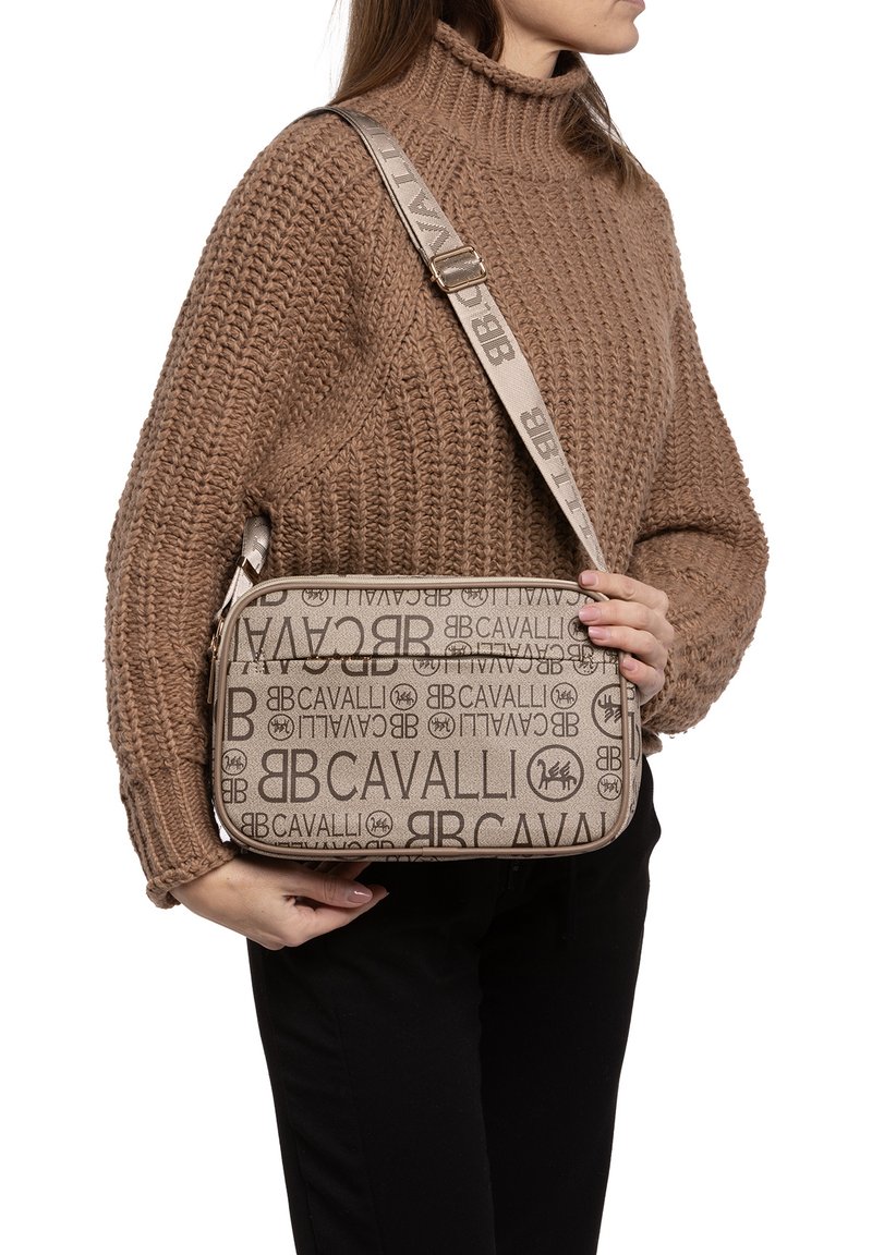 Borsa a spalla beige con motivo a logo, forma rettangolare e tracolla regolabile. La superficie ha una texture liscia con accenti a contrasto.