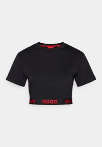 T-shirt court noir en coton avec des manches courtes, présentant une bande de logo rouge HUGO le long de l'ourlet inférieur et des accents rouges sur le col intérieur.