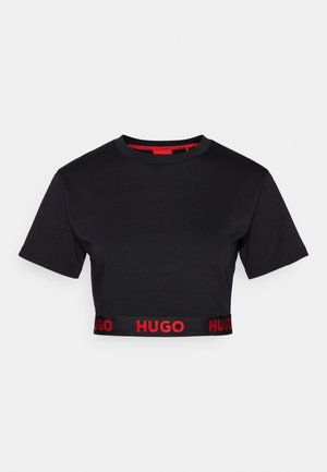 T-shirt court noir en coton avec des manches courtes, présentant une bande de logo rouge HUGO le long de l'ourlet inférieur et des accents rouges sur le col intérieur.