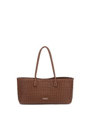 Borsa tote rettangolare in pelle marrone con trama intrecciata e due manici, con una piccola etichetta frontale con il nome del marchio.