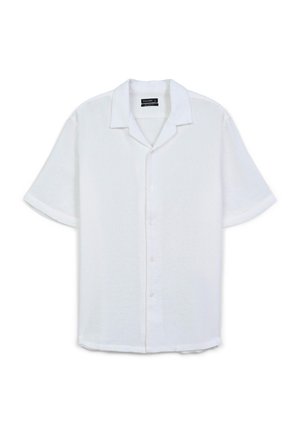 Chemise blanche à manches courtes, boutonnée, en tissu texturé, avec un col classique et un ourlet droit. Comprend six boutons sur le devant.