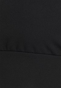 Tecido preto e texturizado com um acabamento suave e uma costura horizontal ao centro. O material é leve e elástico.
