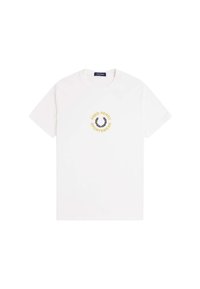 Camiseta de algodón blanca con cuello redondo, mangas cortas y un estampado gráfico en amarillo y azul marino que incluye "FRED PERRY SPORTSWEAR" y un diseño de laurel.