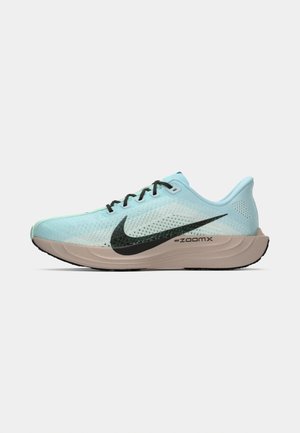Hellblaue Nike ZoomX Laufschuhe mit schwarzem Swoosh-Logo, schwarzen Schnürsenkeln und beige gepolsterter Sohle auf weißem Hintergrund.