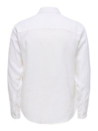 Chemise blanche à manches longues boutonnée avec un col classique, des poignets visibles et une couture droite dans le dos.