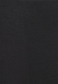 Svart bomullstyg med en mjuk, texturerad yta, som visar en enhetlig och jämn yta utan mönster eller utsmyckningar.