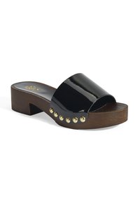 Zwarte patenten leren sandaal met een houten blokhak, voorzien van gouden studs langs de zijkant. Open teen ontwerp met een brede bovenste band.
