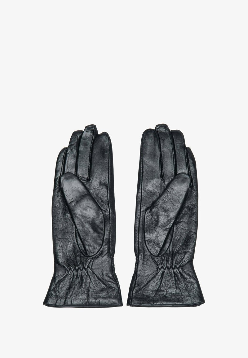 Czarne rękawiczki ze skóry z marszczonym nadgarstkiem, posiadające pięć palców, gładką fakturę i minimalistyczne zdobienia. Odpowiednie na zimną pogodę.