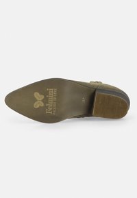 Suela de zapato de ante verde con agarre de goma texturizada, con logo grabado y tamaño 37. Acabado suave con diseño de punta redondeada.